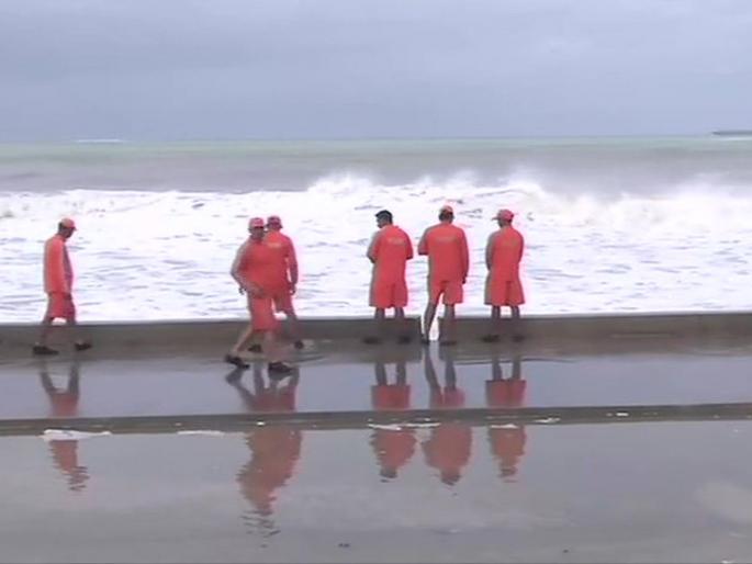 Cyclone Vayu Live Tracker And Update: Gujrat And Mumbai Weather Update, High Alert Related News in Marathi, Videos, Photos | Cyclone Vayu Live Tracker And Update: 'वायू' वादळाने दिशा बदलल्याने गुजरातवासियांना दिलासा Cyclone Vayu Live Tracker And Update: Gujrat And Mumbai Weather Update, High Alert Related News in Marathi, Videos, Photos | Cyclone Vayu Live Tracker And Update: 'वायू' वादळाने दिशा बदलल्याने गुजरातवासियांना दिलासा
