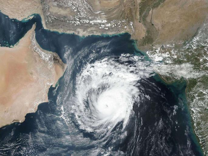 'Hurricane' will hit Gujarat shores at November 7; Rain will fall in Mumbai | ७ नोव्हेंबरच्या पहाटे ‘महा’ चक्रीवादळ गुजरात किनारी धडकणार; मुंबईत हलक्या सरी कोसळणार 'Hurricane' will hit Gujarat shores at November 7; Rain will fall in Mumbai | ७ नोव्हेंबरच्या पहाटे ‘महा’ चक्रीवादळ गुजरात किनारी धडकणार; मुंबईत हलक्या सरी कोसळणार