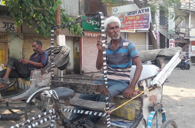 Coronavirus Efect: bicycles rikshaw stopped in Akola | Coronavirus Efect : सायकल रिक्षांचे पायडलच थांबले!
