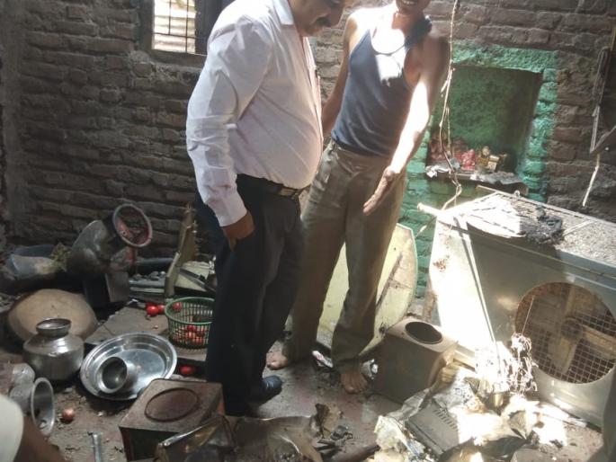 Gas Cylinder Blast; grossery burns in house | गॅस सिलिंडरचा स्फोट; साहित्य जळून खाक  Gas Cylinder Blast; grossery burns in house | गॅस सिलिंडरचा स्फोट; साहित्य जळून खाक