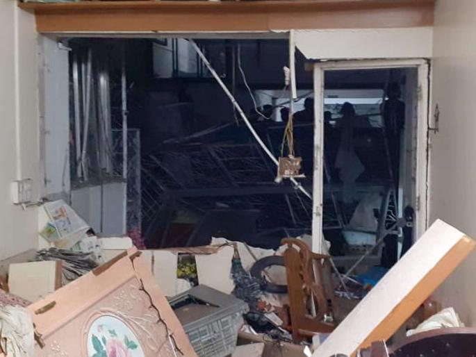 A cylinder explosion in a house in Pune, injuring three | पुण्यातील एका घरामध्ये सिलिंडरचा स्फोट, तीन जण जखमी A cylinder explosion in a house in Pune, injuring three | पुण्यातील एका घरामध्ये सिलिंडरचा स्फोट, तीन जण जखमी