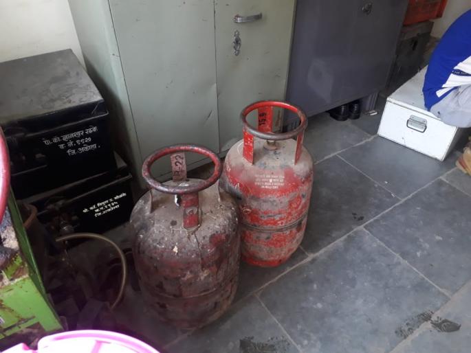 Commercial use of domestic cylinders; Action against both, two cylinders seized | घरगुती सिलिंडरचा व्यावसायिक वापर; दोघांविरुद्ध कारवाई, दोन सिलिंडर जप्त Commercial use of domestic cylinders; Action against both, two cylinders seized | घरगुती सिलिंडरचा व्यावसायिक वापर; दोघांविरुद्ध कारवाई, दोन सिलिंडर जप्त