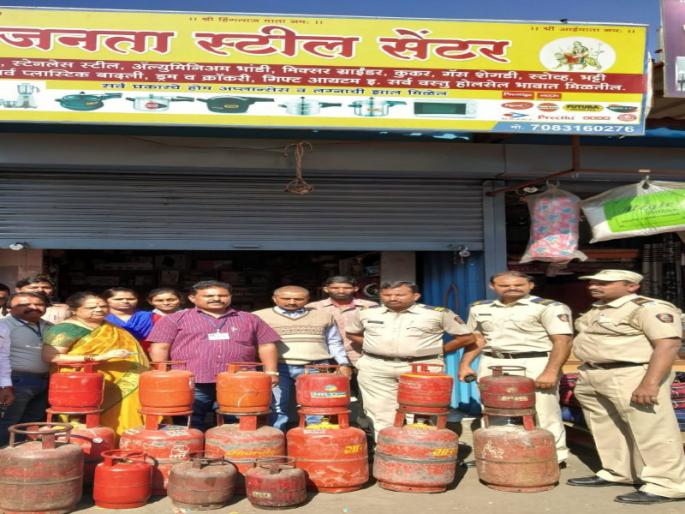 Revenue department officers in Rahatni were raid and 36 cylinders were seized | रहाटणी येथे महसूल विभागाच्या अधिकाऱ्यांनी छापा टाकून ३६ सिलेंडर केले जप्त Revenue department officers in Rahatni were raid and 36 cylinders were seized | रहाटणी येथे महसूल विभागाच्या अधिकाऱ्यांनी छापा टाकून ३६ सिलेंडर केले जप्त