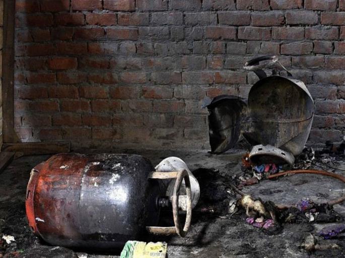 Illegal gas filling backfires; explosion due to sudden gas leak, two injured, accident at shop in Dhaire | बेकायदा गॅस भरणे अंगलट आले; अचानक गॅस गळतीने स्फोट, दोघे जखमी, धायरीतील दुकानात दुर्घटना Illegal gas filling backfires; explosion due to sudden gas leak, two injured, accident at shop in Dhaire | बेकायदा गॅस भरणे अंगलट आले; अचानक गॅस गळतीने स्फोट, दोघे जखमी, धायरीतील दुकानात दुर्घटना
