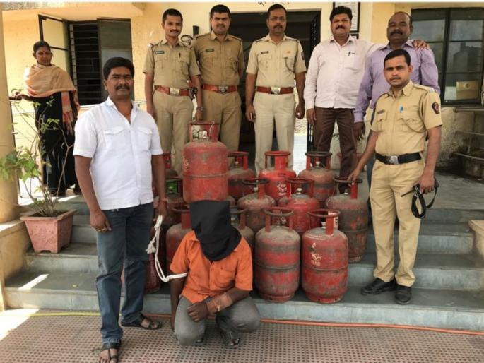 In Nagpur the farm was eaten by fencing: theft from the watchman | नागपुरात कुंपणानेच शेत खाल्ले :रखवालदाराकडून चोरी In Nagpur the farm was eaten by fencing: theft from the watchman | नागपुरात कुंपणानेच शेत खाल्ले :रखवालदाराकडून चोरी