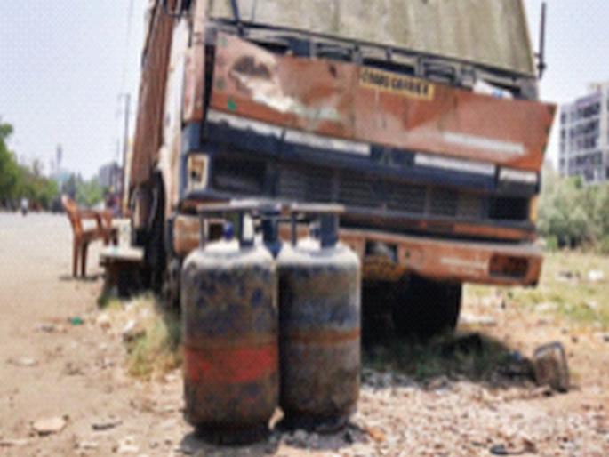 Filled gas cylinder found in wreckage vehicle | भंगार वाहनात आढळले भरलेले गॅस सिलिंडर; वितरकांचा निष्काळजीपणा Filled gas cylinder found in wreckage vehicle | भंगार वाहनात आढळले भरलेले गॅस सिलिंडर; वितरकांचा निष्काळजीपणा