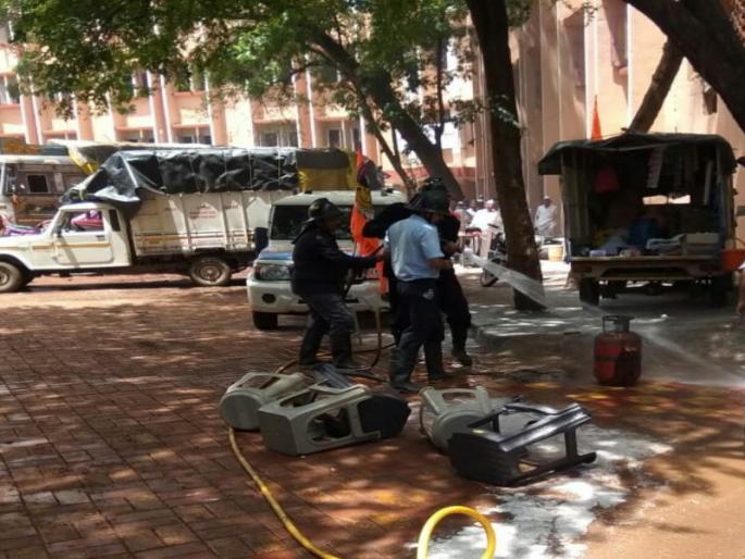 The cylinder taken fire during cooking of wari | वारकऱ्यांच्या स्वयंपाकावेळी सिलेंडरने घेतला पेट ; अग्निशामक दलाकडून आग आटोक्यात  The cylinder taken fire during cooking of wari | वारकऱ्यांच्या स्वयंपाकावेळी सिलेंडरने घेतला पेट ; अग्निशामक दलाकडून आग आटोक्यात