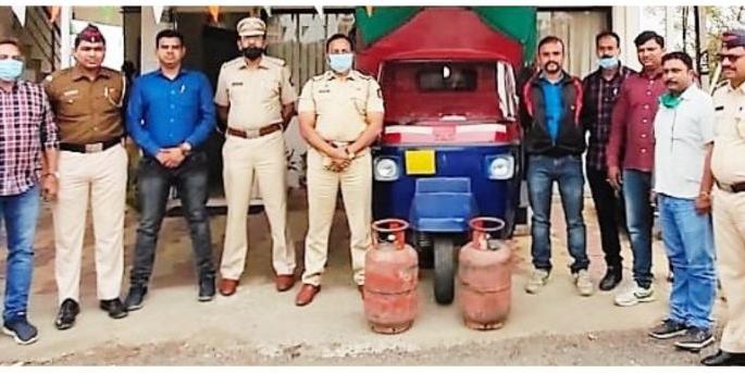Caught scoundrels refilling gas cylinders | गॅस सिलिंडरचे रीफिलिंग करणाऱ्या भामट्यांना पकडले Caught scoundrels refilling gas cylinders | गॅस सिलिंडरचे रीफिलिंग करणाऱ्या भामट्यांना पकडले
