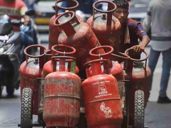 Beware of leaking cylinder how to check cylinder here are tips | सावधान मुंबईकरांनो, तुमचा सिलिंडर गळका तर नाही ना? उन्हाळ्यात जास्त धोका, अशी काळजी घ्या Beware of leaking cylinder how to check cylinder here are tips | सावधान मुंबईकरांनो, तुमचा सिलिंडर गळका तर नाही ना? उन्हाळ्यात जास्त धोका, अशी काळजी घ्या