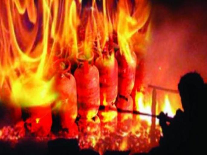 Cylinder blast in Gujarat 7 killed in lpg cylinder explosion in gujarat three serious injured | Cylinder blast in Gujarat : भयंकर! गुजरातमध्ये एलपीजी सिलिंडरचा भीषण स्फोट; 7 जणांचा मृत्यू, तीन गंभीर Cylinder blast in Gujarat 7 killed in lpg cylinder explosion in gujarat three serious injured | Cylinder blast in Gujarat : भयंकर! गुजरातमध्ये एलपीजी सिलिंडरचा भीषण स्फोट; 7 जणांचा मृत्यू, तीन गंभीर