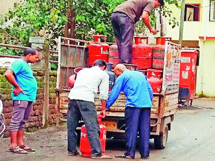 Punitive action including confiscation from the municipality if more cylinders are found than allowed | परवानगीपेक्षा अधिक सिलिंडर आढळल्यास पालिकेकडून जप्तीसह दंडात्मक कारवाई Punitive action including confiscation from the municipality if more cylinders are found than allowed | परवानगीपेक्षा अधिक सिलिंडर आढळल्यास पालिकेकडून जप्तीसह दंडात्मक कारवाई