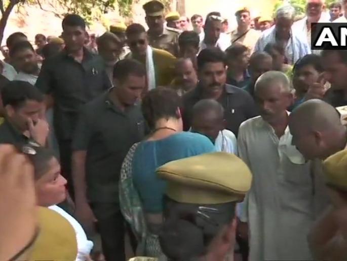 sonbhadra killing: Priyanka Gandhi met relatives of the deceased after the 24-hour agitation | सोनभद्र हत्याकांड : 24 तासांच्या आंदोलनानंतर मृतांच्या नातेवाईकांना भेटल्या प्रियंका गांधी sonbhadra killing: Priyanka Gandhi met relatives of the deceased after the 24-hour agitation | सोनभद्र हत्याकांड : 24 तासांच्या आंदोलनानंतर मृतांच्या नातेवाईकांना भेटल्या प्रियंका गांधी