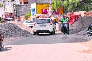 construction material rises on road in Akola | रस्त्यावरील बांधकाम साहित्य उठले अकोलेकरांच्या जीवावर! construction material rises on road in Akola | रस्त्यावरील बांधकाम साहित्य उठले अकोलेकरांच्या जीवावर!