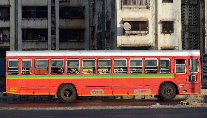 Coronavirus: Lack of facilities for the best employees staying overnight at Vasai-Virar | Coronavirus: वसई-विरारला रात्री थांबणाऱ्या बेस्ट कर्मचाऱ्यांना सोयीसुविधांची वानवा Coronavirus: Lack of facilities for the best employees staying overnight at Vasai-Virar | Coronavirus: वसई-विरारला रात्री थांबणाऱ्या बेस्ट कर्मचाऱ्यांना सोयीसुविधांची वानवा