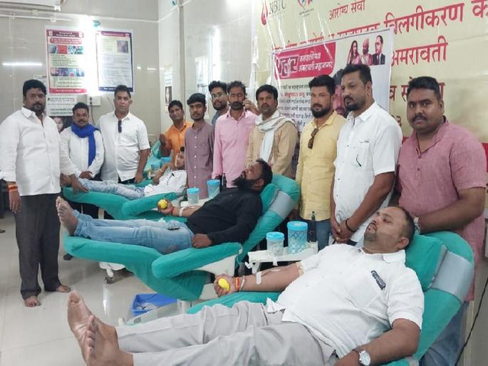 Blood donation of 'Prahar' in support of Maratha reservation, Bachu Kadu supports Maratha reservation by donating blood | Maratha reservation : मराठा आरक्षणाच्या समर्थनात ‘प्रहार’चे रक्तदान Blood donation of 'Prahar' in support of Maratha reservation, Bachu Kadu supports Maratha reservation by donating blood | Maratha reservation : मराठा आरक्षणाच्या समर्थनात ‘प्रहार’चे रक्तदान