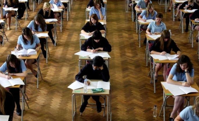 Examination and examination of question papers will be done in the college itself | महाविद्यालयातच होणार परीक्षा अन् प्रश्नपत्रिकांची तपासणी Examination and examination of question papers will be done in the college itself | महाविद्यालयातच होणार परीक्षा अन् प्रश्नपत्रिकांची तपासणी