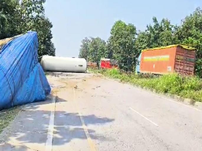 LPG tanker overturned at Mordoli ghat, fire extinguisher team and police rushed to the spot | मोरदोली घाट हायवेवर एलपीजी टँकर उलटला, फायर टीम अलर्ट LPG tanker overturned at Mordoli ghat, fire extinguisher team and police rushed to the spot | मोरदोली घाट हायवेवर एलपीजी टँकर उलटला, फायर टीम अलर्ट
