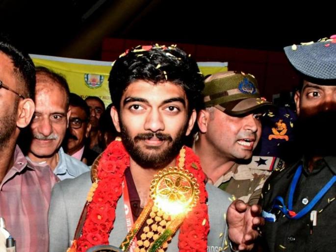 cheers crowds gather in chennai to catch a glimpse of world champion d gukesh | बुद्धिबळाच्या 'राजा'चे जल्लोषात स्वागत; विश्वविजेत्या गुकेशची एक झलक पाहण्यासाठी चेन्नईत गर्दी