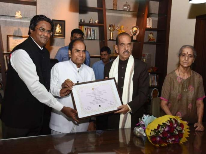 Dr. Manohar Joshi award 'd. litt' degree | डॉ. मनोहर जोशी यांना 'डी. लिट' पदवी प्रदान Dr. Manohar Joshi award 'd. litt' degree | डॉ. मनोहर जोशी यांना 'डी. लिट' पदवी प्रदान