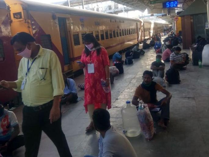 Buldana: The administration sent 830 workers home | बुलडाणा: परराज्यातील ८३० मजुरांना प्रशासनाने पाठविले स्वगृही Buldana: The administration sent 830 workers home | बुलडाणा: परराज्यातील ८३० मजुरांना प्रशासनाने पाठविले स्वगृही