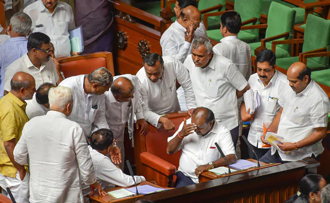 JDS imposed anti defection law on rebel Mla's; 4 votes away from the majority | जेडीएसने बंडखोर आमदारांवर लावला पक्षांतर विरोधी कायदा; बहुमतासाठी 4 मते दूर