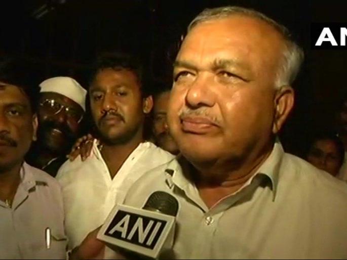 will remain in Congress and vote in favor of Kumarswami govt ; The rebel MLA returned | बुडत्या कुमारस्वामी सरकारला एका मताचा आधार; बंडखोर आमदाराची तलवार म्यान will remain in Congress and vote in favor of Kumarswami govt ; The rebel MLA returned | बुडत्या कुमारस्वामी सरकारला एका मताचा आधार; बंडखोर आमदाराची तलवार म्यान