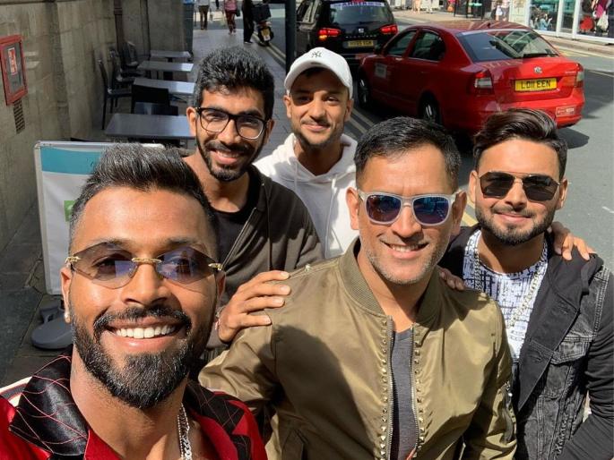 India Vs Sri Lanka, Latest News: Identify whose hand is on Pant's shoulder ... | India Vs Sri Lanka, Latest News : पंतच्या खांद्यावर आहे कोणाचा हात, ओळखून दाखवा...