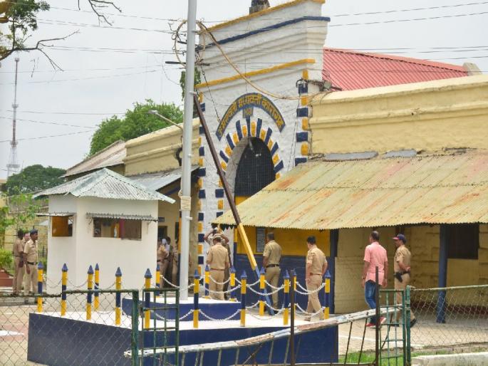 Ganja, Nagpuri kharra found inside a ball near security wall in Amravati Jail; case registered in Frezerpura police | कारागृहात कैद्यांपर्यत गांजा पोहोचवतो कोण? सुरक्षा रक्षक की पहारेकरी कैदी? Ganja, Nagpuri kharra found inside a ball near security wall in Amravati Jail; case registered in Frezerpura police | कारागृहात कैद्यांपर्यत गांजा पोहोचवतो कोण? सुरक्षा रक्षक की पहारेकरी कैदी?