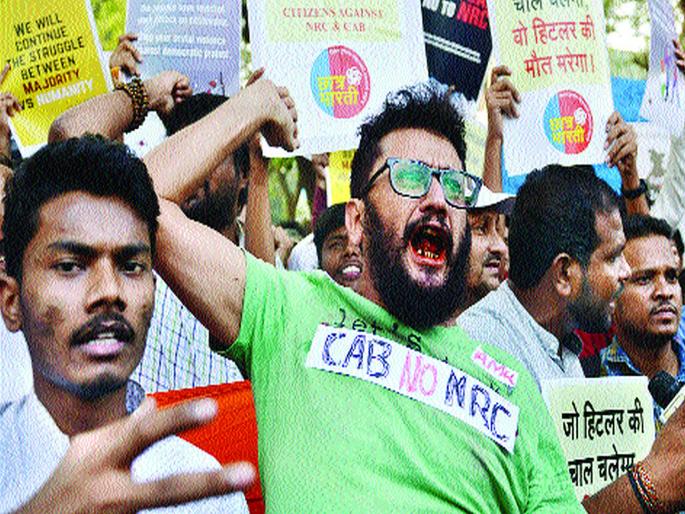 Mumbai University student angry over police action against students in jamia | विद्यार्थ्यांवरील पोलीस कारवाईचे मुंबई विद्यापीठात उमटले पडसाद Mumbai University student angry over police action against students in jamia | विद्यार्थ्यांवरील पोलीस कारवाईचे मुंबई विद्यापीठात उमटले पडसाद