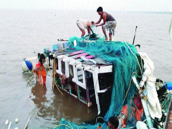 The sinking boat finally shore | बुडालेली बोट अखेर किनाऱ्याला