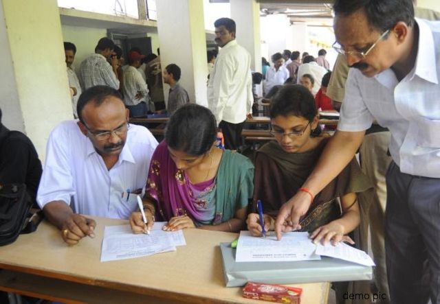 Don't want to be a master ... Reading lessons for D.Ed. | मास्तरकी नको रे बाबा... डी.एड.कडे विद्यार्थ्यांची पाठ