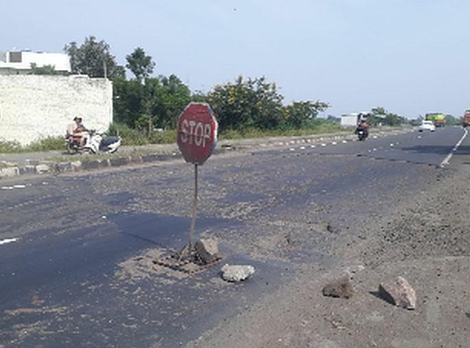 Posture of movement for road repair | रस्तादुरुस्तीसाठी आंदोलनाचा पवित्रा Posture of movement for road repair | रस्तादुरुस्तीसाठी आंदोलनाचा पवित्रा