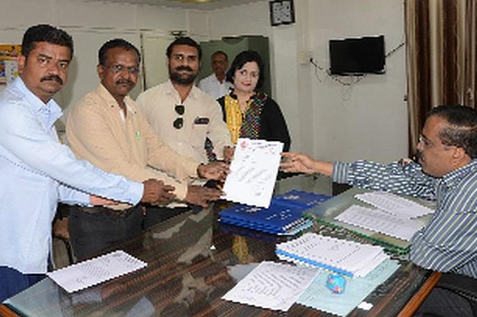 Take action on those who upload offensive posts | आक्षेपार्ह पोस्ट अपलोड करणाऱ्यांवर कारवाई करा Take action on those who upload offensive posts | आक्षेपार्ह पोस्ट अपलोड करणाऱ्यांवर कारवाई करा