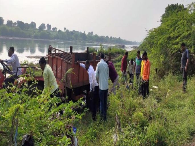 Tahsildars chase after illegal sand tractors | तहसिलदारांनी पाठलाग करुन पकडले अवैध वाळूचे ट्रॅक्टर Tahsildars chase after illegal sand tractors | तहसिलदारांनी पाठलाग करुन पकडले अवैध वाळूचे ट्रॅक्टर
