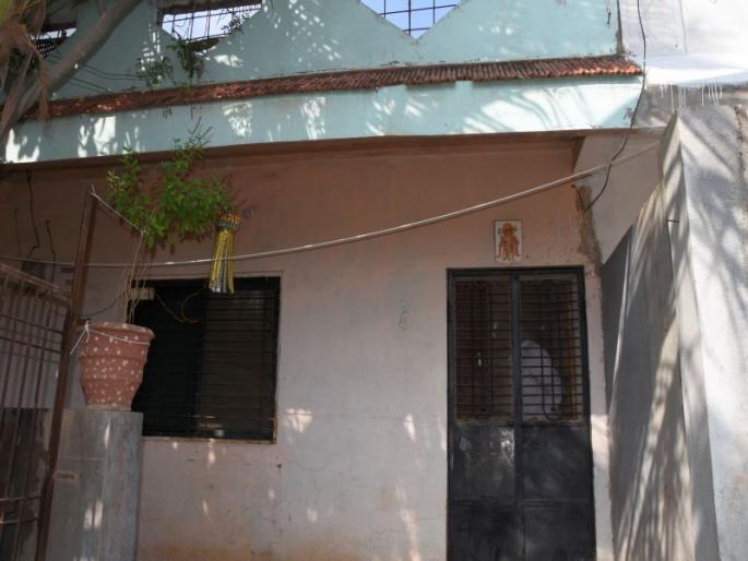 Retired policeman's house was stolen and looted | निवृत्त पोलीस कर्मचाºयाचे घर चोरट्याने फोडले, ऐवज लंपास Retired policeman's house was stolen and looted | निवृत्त पोलीस कर्मचाºयाचे घर चोरट्याने फोडले, ऐवज लंपास