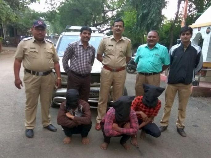 The robber trio gajaad | लूट करणारे तिघे गजाआड The robber trio gajaad | लूट करणारे तिघे गजाआड