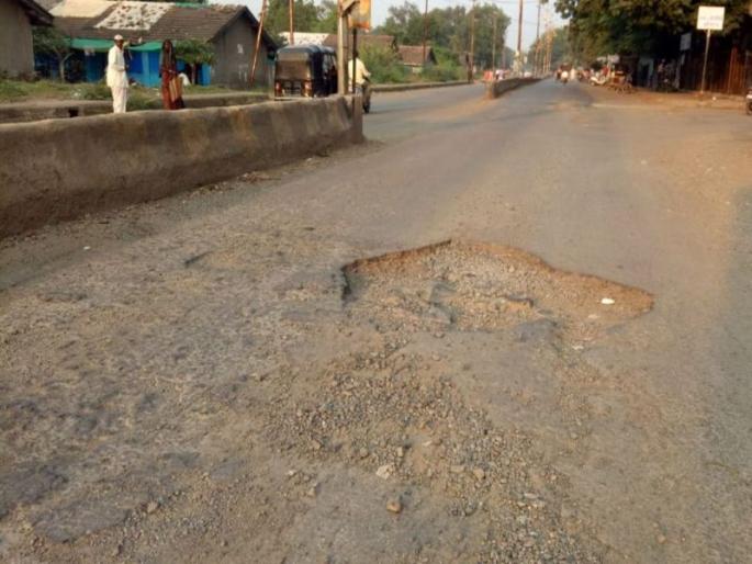 Growing pits in the city are becoming life-threatening | शहरातील वाढणारे खड्डे ठरताय जीवघेणे Growing pits in the city are becoming life-threatening | शहरातील वाढणारे खड्डे ठरताय जीवघेणे