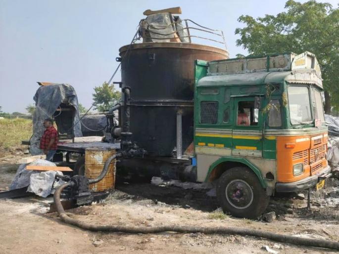 In the early hours of the morning, illegal dumping factories collapse | धुळ्यात भल्या पहाटे अवैध डांबर कारखाने उध्वस्त