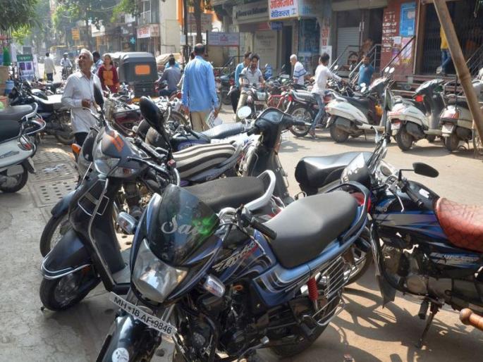 The occupants occupied the space, parking lot | पथारीवाल्यांनी व्यापली जागा, पार्किंगचे नियोजन डासळले