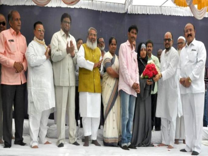 Hajj pilgrims honor friends | हजयात्रेकरुंचा मित्रांनी केला सन्मान