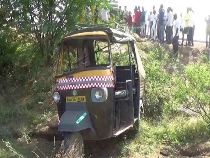 Bhadhava rickshaw reversed, woman killed | भरधाव रिक्षा उलटली, महिला ठार Bhadhava rickshaw reversed, woman killed | भरधाव रिक्षा उलटली, महिला ठार