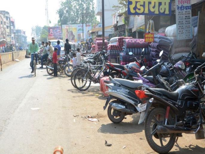 Traffic congestion due to awkward parking | भररस्त्यावर अस्ताव्यस्त पार्किंगमुळे वाहतुकीचा खोळंबा Traffic congestion due to awkward parking | भररस्त्यावर अस्ताव्यस्त पार्किंगमुळे वाहतुकीचा खोळंबा