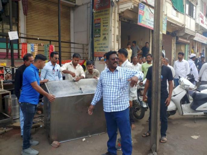 Collect the items of removal of the car owners on Agra Road in Dhule | धुळ्यातील आग्रा रोडवर लोटगाडीवाल्यांना हटवित साहित्य जमा