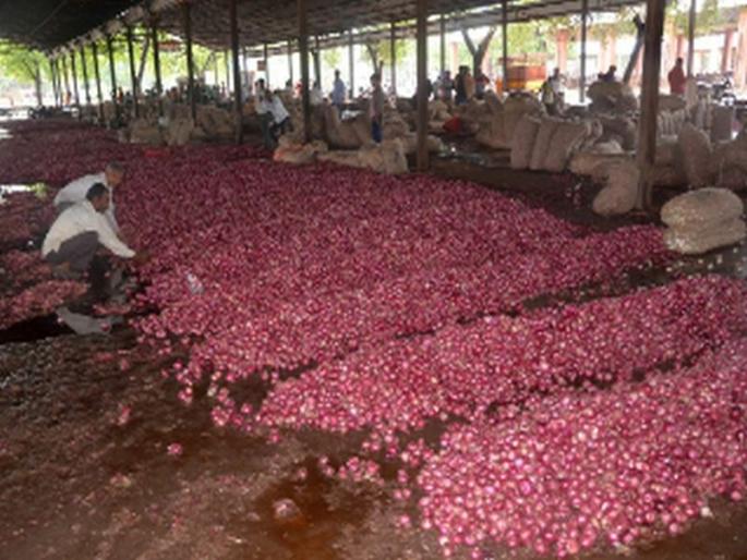 Unseasonal rains hit Dhule city | बेमोसमी पावसाने धुळे शहराला झोडपले Unseasonal rains hit Dhule city | बेमोसमी पावसाने धुळे शहराला झोडपले