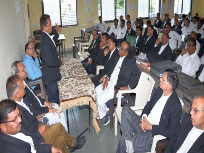 Anna Hazare condemns false complaint | अण्णा हजारेंच्या खोट्या तक्रारीचा निषेध ठराव Anna Hazare condemns false complaint | अण्णा हजारेंच्या खोट्या तक्रारीचा निषेध ठराव