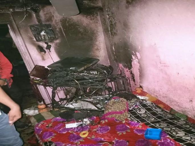 Shorts circuit fire to house, material ashore | शॉर्टसर्किटमुळे घराला आग, साहित्य खाक Shorts circuit fire to house, material ashore | शॉर्टसर्किटमुळे घराला आग, साहित्य खाक