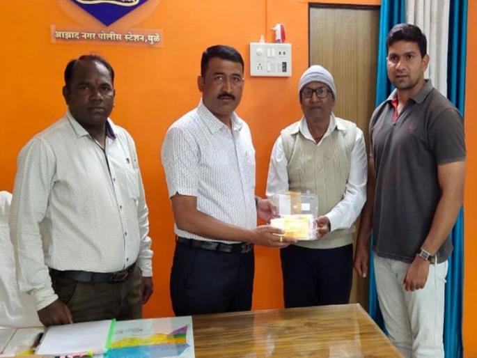 After 3 years, the stolen gold, silver jewelry returned | तब्बल २० वर्षानंतर चोरलेले सोने, चांदीचे दागिने परत After 3 years, the stolen gold, silver jewelry returned | तब्बल २० वर्षानंतर चोरलेले सोने, चांदीचे दागिने परत