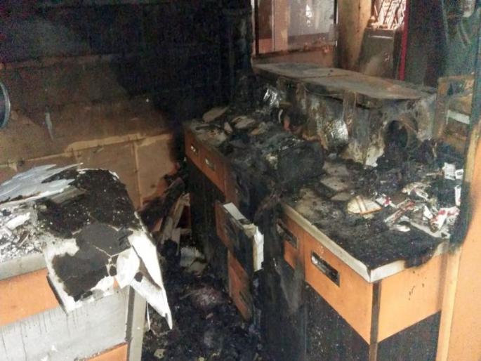 Ice cream shop fires, damages thousands | आईस्क्रिम दुकानाला आग, हजारोंचे नुकसान Ice cream shop fires, damages thousands | आईस्क्रिम दुकानाला आग, हजारोंचे नुकसान