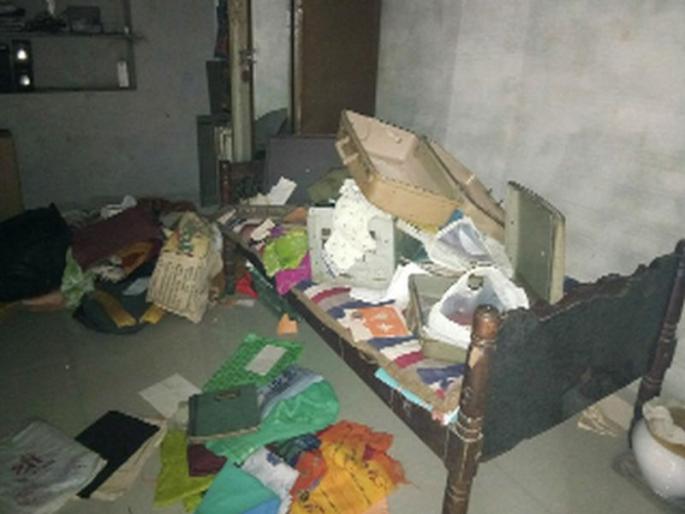 Robbery at four places in one night | बोराडीत एकाच रात्री चार ठिकाणी चोरी