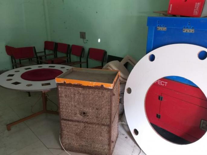 Police brushed away the paint on the house | घरात रंगलेला पत्त्यांचा डाव पोलिसांनी उधळून लावला Police brushed away the paint on the house | घरात रंगलेला पत्त्यांचा डाव पोलिसांनी उधळून लावला